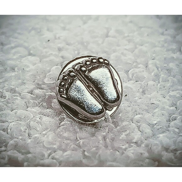 Precious Feet Silver Tone Signed V Evers 1979 Pro Life Hat Lapel Pin Tie Tack - Picture 5 of 9